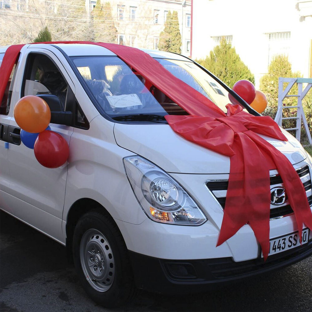 Nuevo minibus para el orfanato de Gyumrí